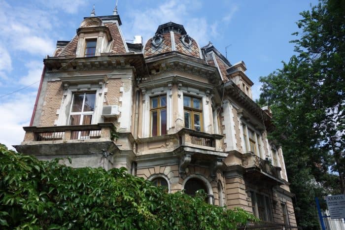 Bucharest, the beautiful and trendy Romanian capital we absolutely fell in love with, palace of parliament, how to get in, can you go inside the Romanian Parliament, national village museum, Herastrau Park, ethnographic, Stavropoleos Church, coffee, Origo coffee shop, Centru Vechi, old town bucharest, National University Library, Cercul Militar Național, Romanian Atheneum, Cantacuzino palace, CEC Palace, Victoriei Street, Revolution Square, National Museum of Art of Romania, Athenee Palace Hotel, University of Bucharest Library, Nicolae Ceausecu, memorial of Rebirth, Biserica Sfantul Anton, things to do in Bucharest, what to do, places to see, guide to Bucharest, 