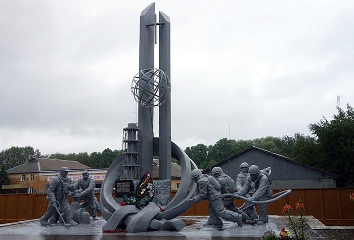 is it safe to visit Chernobyl, Chernobyl tours from Kiev, can you visit Chernobyl without a guide, Chernobyl day trip, cheap Chernobyl tour, tour chernobyl, Ukraine, UrBex, Urban Exploration, pripyat, Call of Duty, communism, soviet union, soviet, how to visit Chernobyl, При́пять, exclusion zone, amusement park, ferris wheel, hospital, Prípyat, При́п'ять, Prýp'jat, Чорнобиль, Чернобыль, Kiev, Belarus, Lenin 
