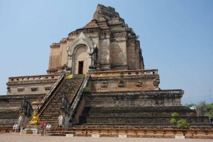 A guide to Chiang Mai: The amazing and adventure filled Thai city that instantly felt like home, Chiang Mai things to do, Doi Suthep, views, Elephants, elephant trekking, Elephant no riding, Elephant sanctuary, zipline, zip lining, jungle, gibbons, flight of the gibbon, temples, hiking, homestay, trekking, rent a scooter, rent a motorbike, pai, how to get to Pai from Chiang Mai, Mekong slow boat, Laos, Chiang Rai, Wat Suan Dok, Wat Pan Tao, Wat Pansao, Wat Lok Malee, Wat Sri Suphan, Wat Chiang Man, Wat Jet Yot, pad Thai, vegetarian food, markets, night market, Chiang Mai guide, what to do in Chiang Mai, Bangkok to Chiang Mai, monks trail, 