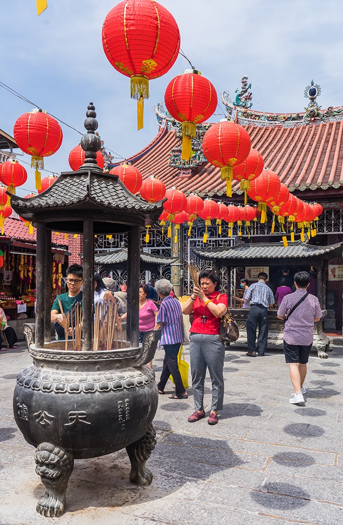 Penang Itinerary: What to do in Penang in 3 days: Georgetown Malaysia guide. Woman Praying at Chinese Temple 