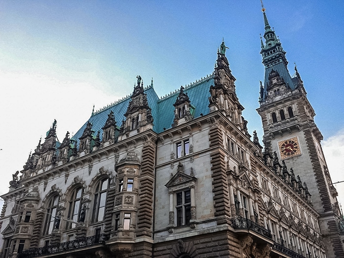 A different view of the famous rathaus/ townhall of Hamburg (One day in Hamburg, Hamburg in one day, 1 day in Hamburg, 24 hours Hamburg, Hamburg itinerary, things to do in Hamburg, weekend in Hamburg)